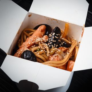 Удон с семгой и креветкой