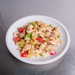 Insalata di pollo con pomodorini sedano e ravanelli 