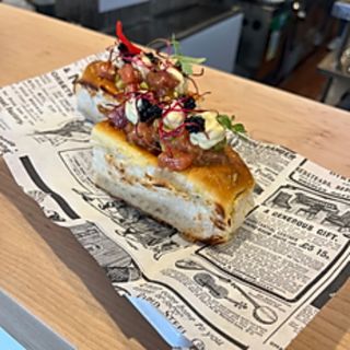 Tartar De Atún En Pan Brioche