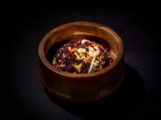 Riso venere saltato con verdure e gamberetti