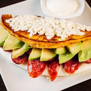 Cachapa de queso telita, Chorizo y aguacate