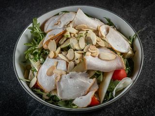Салат з копченою куркою та грушею (295g)