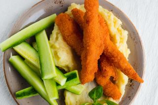 Детско меню с пилешки филенца, картофено пюре и краставички (300г)