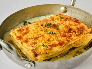 Lasagna 5 capas mar y bosque al aroma de tomillo 
