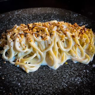 Spaghetti cu sos intens din brânzeturi