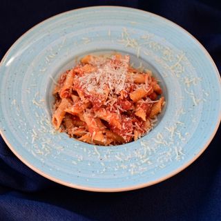 სპაგეტი ტომატის სოუსით და პარმეზანის ყველით 