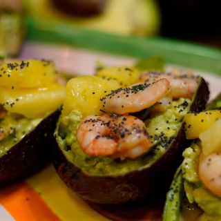 AGUACATES RELLENOS DE PIÑA Y SPICY LANGOSTINO