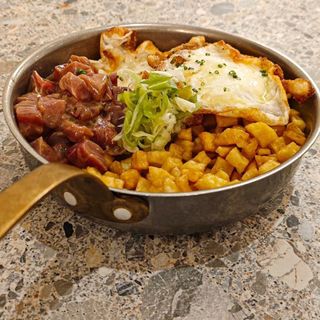 Huevos rotos Albedrío: con tartar de atún rojo con aliño de sésamo