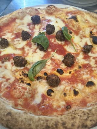 Pizza con polpette