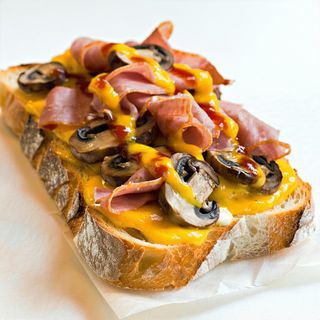 Zapiekanka z pieczarkami, serem szynką i ketchupem