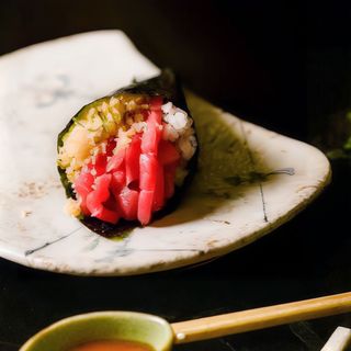 Temaki de toro macerado crunch