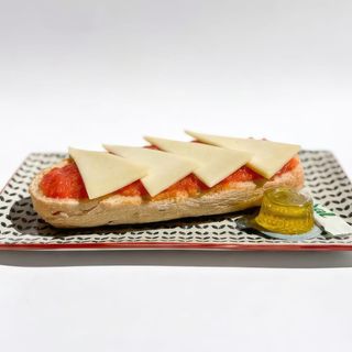 Tostada de queso manchego y tomate rallado