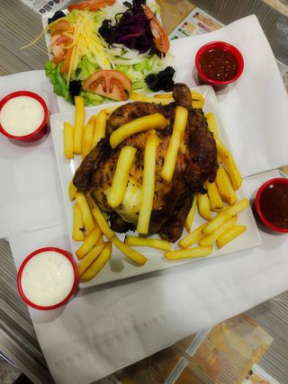 Pollo A L'Ast Entero Con Patatas Y Ensalada De Atún