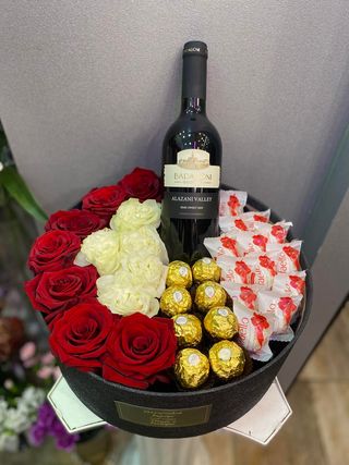 #13. თეთრი და წითელი ვარდები ტკბილეულით და ღვინით