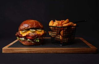 Бургер с бавно печено дърпано свинско, с гарнитура картофи Уеджис