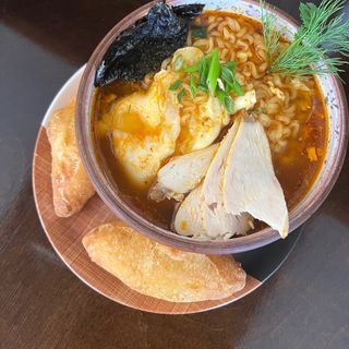 Рамен с жареными пампушками с яйцом и луком 