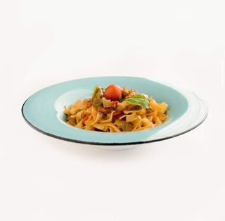 Penne sa gamborima u crvenom sosu