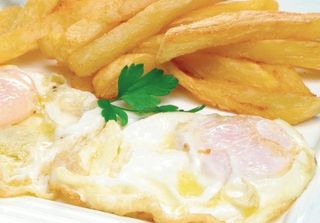 Huevo frito con papas fritas