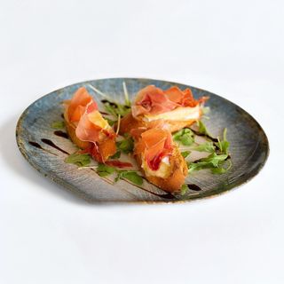 Bruschetti con camembert, prosciutto di parma e rucola