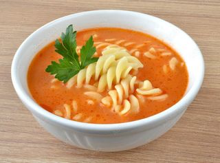 Pomidorowa z pomidorów pelatti z makaronem 