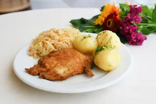 Ryba (miruna) panierowana + ziemniaki + surówka z kiszonej kapusty