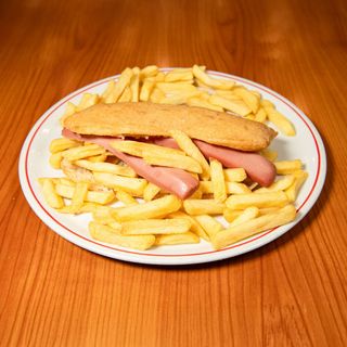 Panuozzo con mozzarella, wurstel, patatine