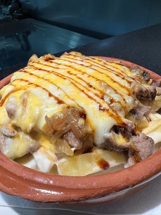 Patatas con Lomo Picante