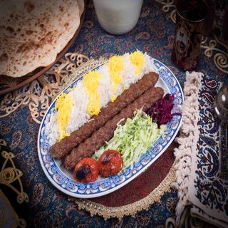 17. Chelo Kebab Kubideh (2 Brochetas)