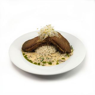 Libritos de seitán, queso con arroz integral y salsa de setas