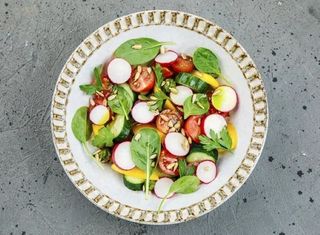 Salată de legume cu spanac