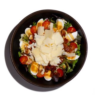 Ensalada De Pollo Y Parmesano, individual.