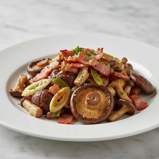 Setas Salteadas Con Ajos Tiernos Y Bacón (Ración)