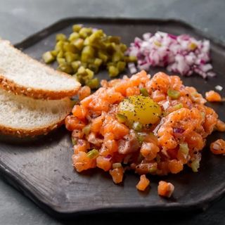 Tatar z Łososia wędzonego z dodatkiem warzywek