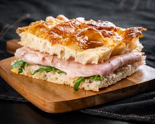 Focaccia Panini cu Prosciutto si Sos de pesto
