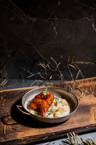 Pui copt cu cartofi rumeni în sos cremos 

