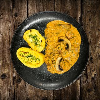 Füstölt kolbászos gombás ragu polenta roláddal 400g 