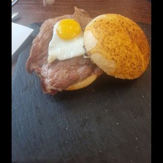 Presa Ibérica En Montadito Con Jamón Y Huevo De Codorniz