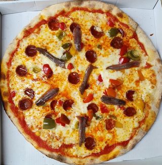 Pizza Con Embutido Hot (33 Cm.)