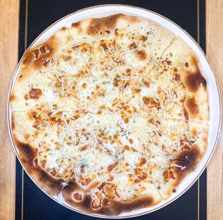 პიცა ოთხი ყველით