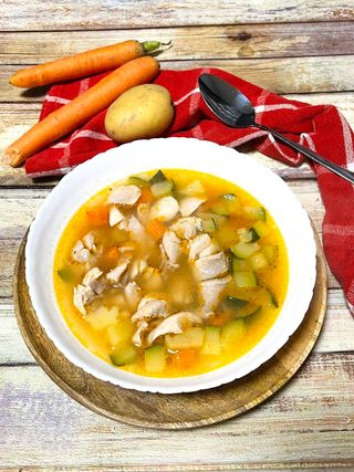 Zuppa di verdure e pollo