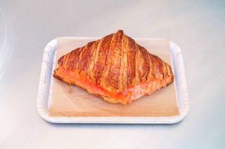 Круасан з лососем, 160 г