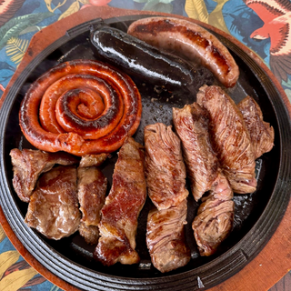 Parrillada de carne: chorizo, morcilla, chistorra, abanico y lomo alto
