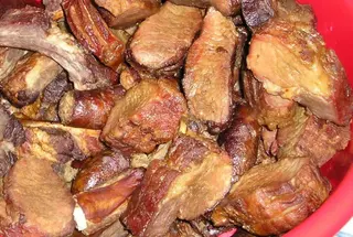 Garnita traditionala cu mamaliguta si usturoi taranesc