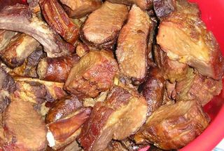 Garnita traditionala cu mamaliguta si usturoi taranesc