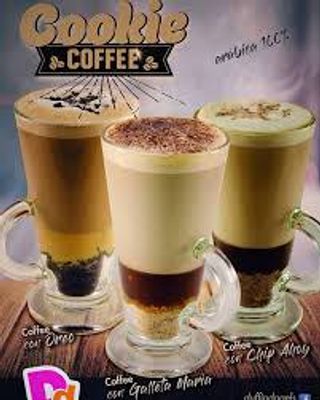 Coffee Cookie Con Salsa de Chocolate Blanco Y Galleta Oreo