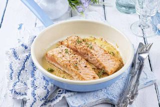 File de Somon la cuptor cu ierburi aromatice