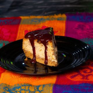 Tarta de queso con frutos rojos.
