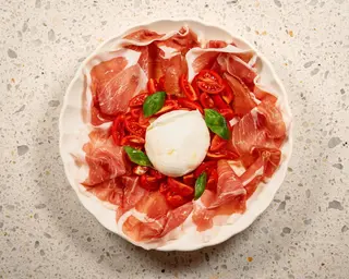 Prosciutto crudo, burrata e pomodorini