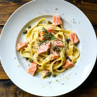 Tagliatelle z łososiem w sosie cytrynowym