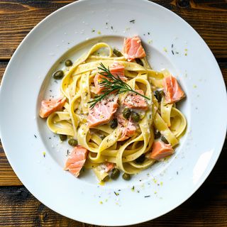 Tagliatelle z łososiem w sosie cytrynowym